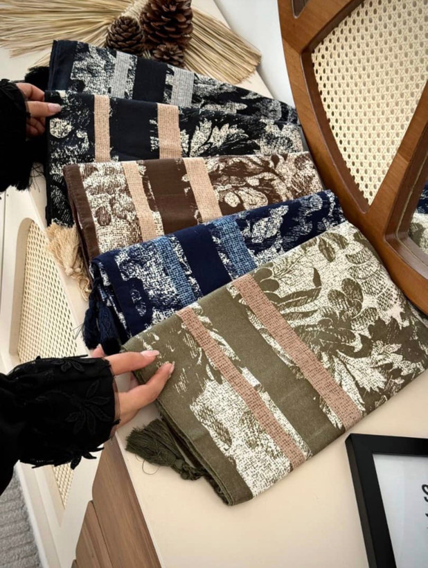 ظرافت دوخت لبههای روسری طرحدار زنانه