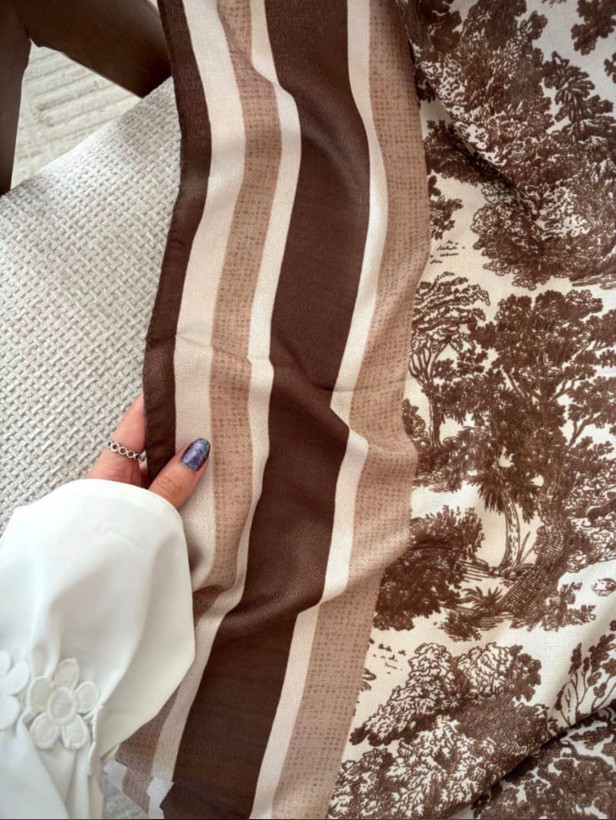 روسری زنانه عرض ۱۰۰ طرحدار رنگ شکلاتی کرم