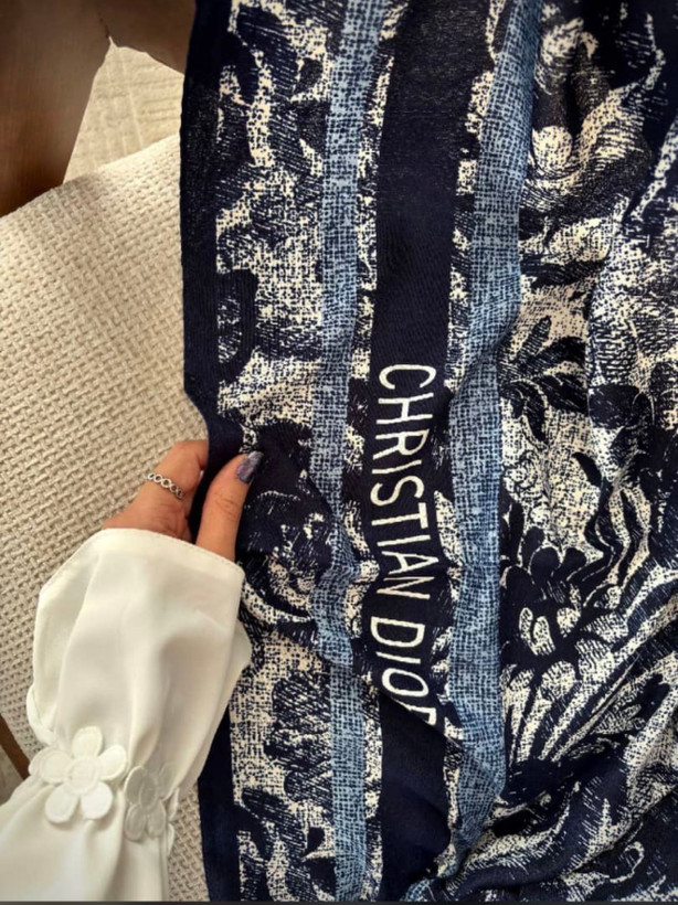 ظرافت دوخت لبههای روسری طرحدار زنانه