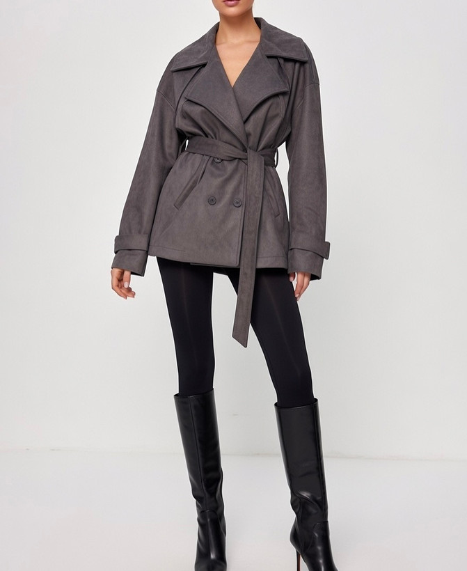 کت زنانه جیر مدل ۴ دکمه رنگ طوسی مناسب استایل پاییزه