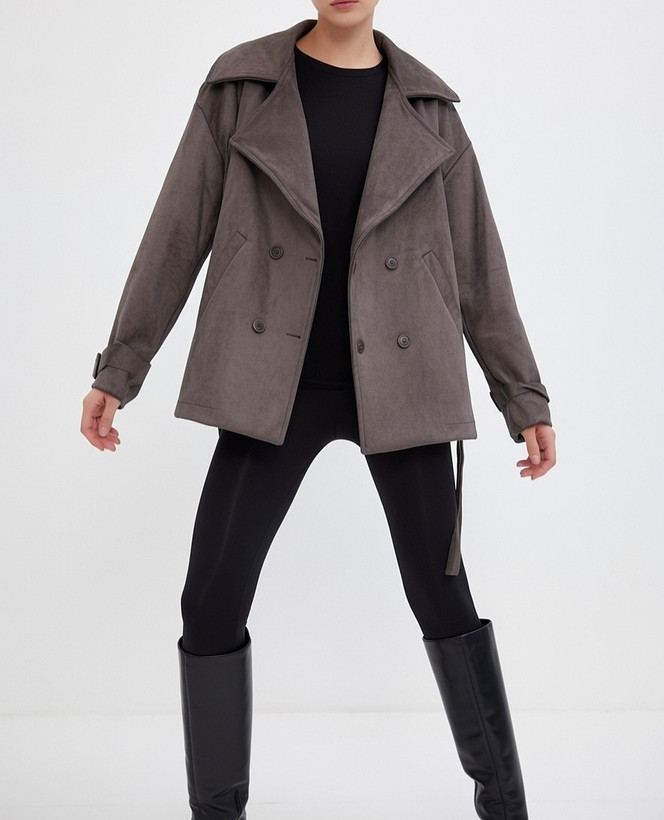 استایل شیک بانوان با کت جیر ۴ دکمه و شلوار جین تیره