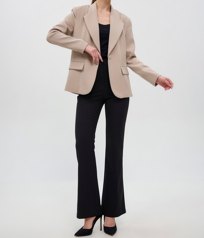 برشهای عصایی و ایستایی پشت کت آستردار زنانه