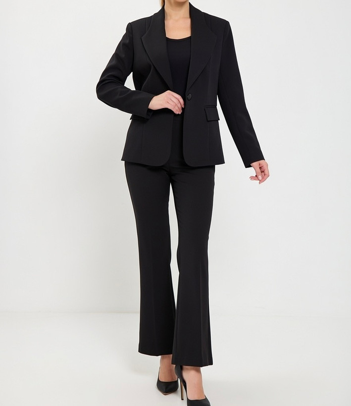 طراحی ظریف و منحنی یقه قلبی در کت تک زنانه مجلسی