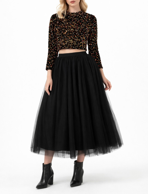 استایل شیک زنانه با کراپ تمام پولک و دامن کوتاه