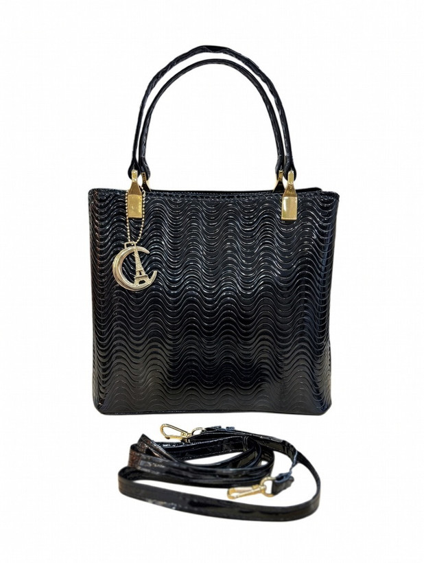 استایل زنانه شیک با کیف ورنی براق و پیراهن مجلسی