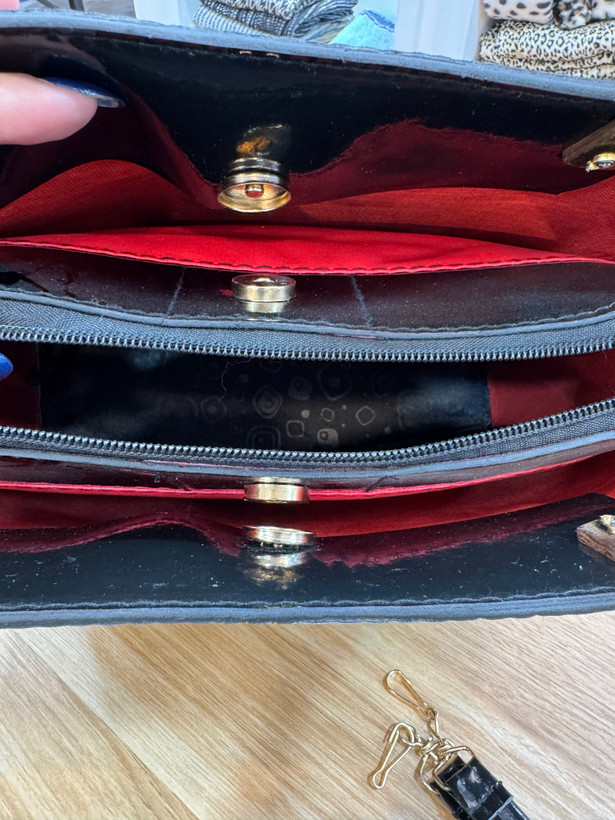 کیف دستی ورنی مجلسی همراه با بند زنجیری ظریف