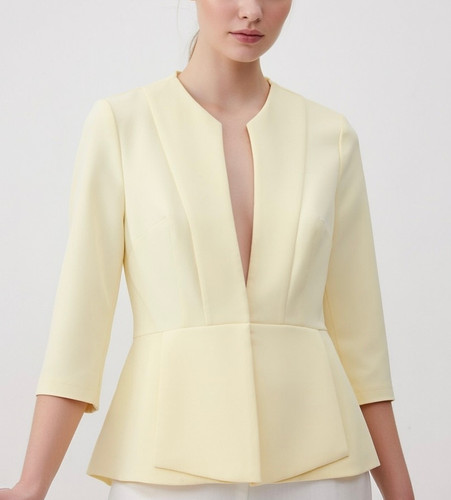 طراحی تمیز و دوخت یقه گرد کت تک زنانه کرپ