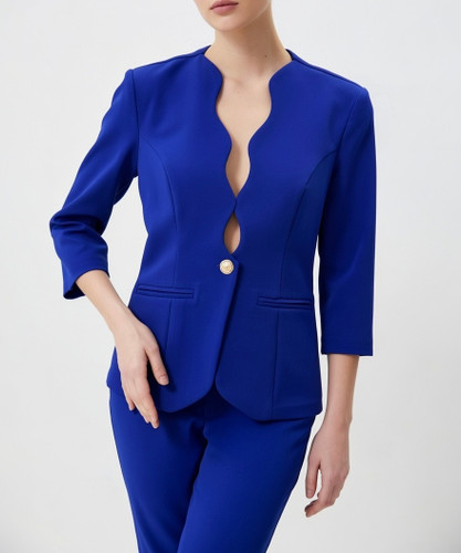 استایل رسمی بانوان با کت کرپ یقه دالبری و شلوار پارچهای