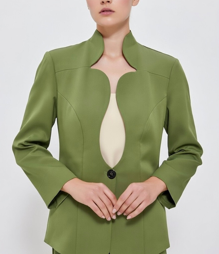 کیفیت پارچه کرپ و ظرافت لبهدوزی دالبرهای یقه کت