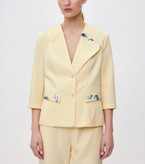 فرمدهی و ایستایی یقه حجیم کت زنانه از زاویه کنار