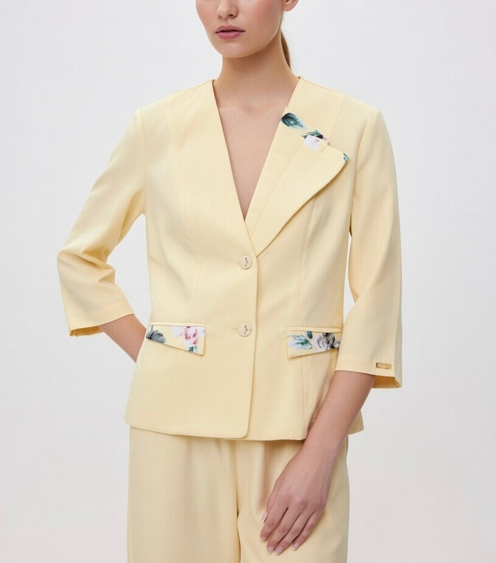 کیفیت پارچه کرپ و ظرافت دوخت در کت یقه فانتزی زنانه