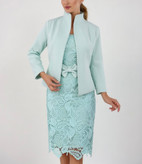 دوخت تمیز و برشهای عصایی پشت کت و سارافون