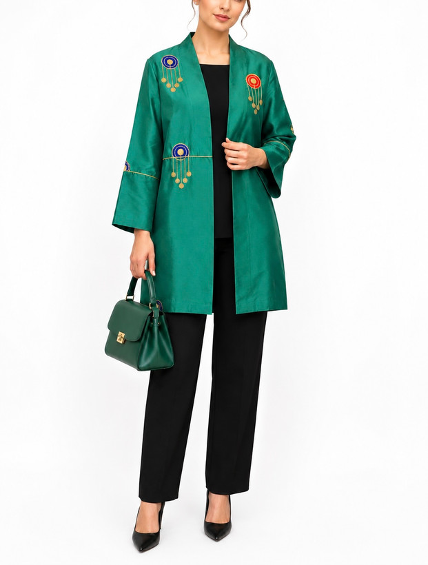 نمای نزدیک از جزئیات سوزندوزی هنری روی پارچه ساتن